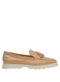 Mocasín para mujer en cuero camel, perfecto con jeans o falda midi.