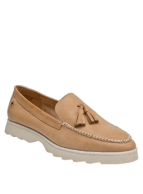 Mocasín camel de cuero con capellada que facilita combinaciones formales y casuales.