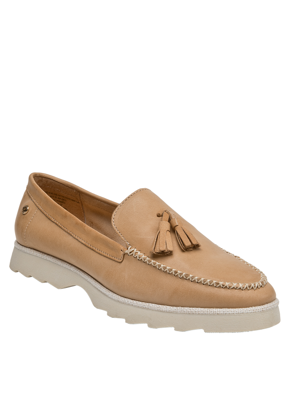 Mocasín camel de cuero con capellada que facilita combinaciones formales y casuales.