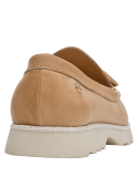 Mocasín de cuero camel para mujer, ideal para uso diario por su diseño atemporal.