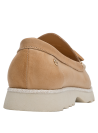 Mocasín de cuero camel para mujer, ideal para uso diario por su diseño atemporal.