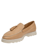 Mocasín camel de cuero para mujer con punta redonda y taco plano, estilo clásico.