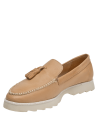 Mocasín camel de cuero para mujer con punta redonda y taco plano, estilo clásico.