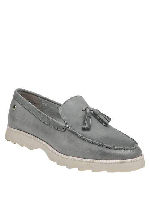 Mocasín de cuero celeste, diseño casual, ideal para complementar outfits cotidianos en verano.