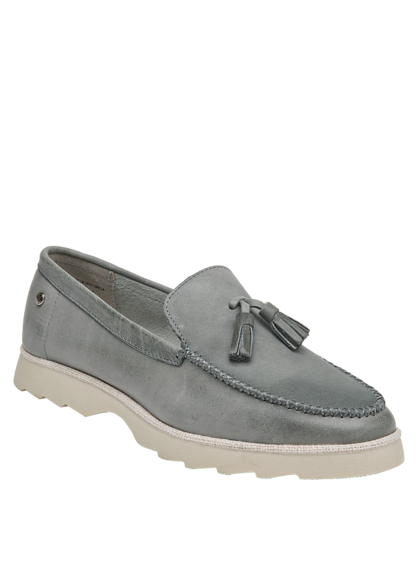 Mocasín de cuero celeste, diseño casual, ideal para complementar outfits cotidianos en verano.