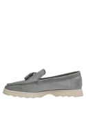 Mocasín clásico en cuero celeste, femenino, versátil para combinar con jeans o faldas midi.