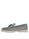 Mocasín clásico en cuero celeste, femenino, versátil para combinar con jeans o faldas midi.