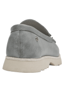 Mocasín sin cordones, celeste, con empeine limpio y terminaciones prolijas, ideal para looks casuales.