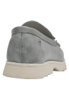 Mocasín sin cordones, celeste, con empeine limpio y terminaciones prolijas, ideal para looks casuales.