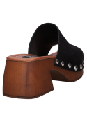 Sandalia casual negra de cuero con diseño versátil, perfecta para múltiples combinaciones.