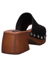 Sandalia casual negra de cuero con diseño versátil, perfecta para múltiples combinaciones.