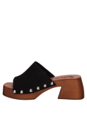 Elegante sandalia negra de cuero con elevación cómoda de 6 cm, ideal para uso diario.