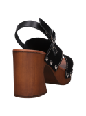 Sandalia femenina en cuero negro con diseño minimalista y taco bloque.