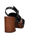 Sandalia femenina en cuero negro con diseño minimalista y taco bloque.