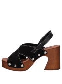 Elegante sandalia negra de cuero, ideal para ocasiones casuales.