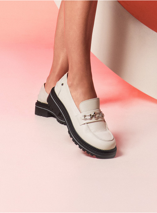 Zapato formal beige de cuero para mujer, suela gruesa negra, versátil para looks casuales y chic.