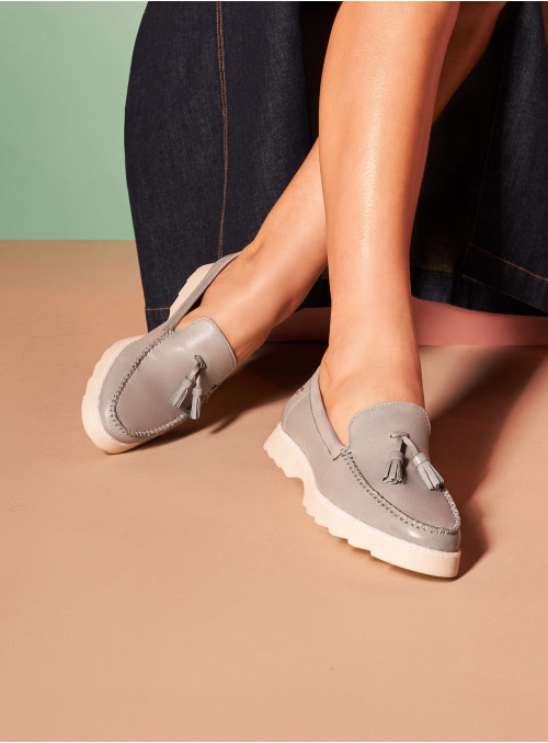Mocasín de cuero celeste, diseño casual, ideal para complementar outfits cotidianos en verano.