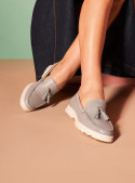 Mocasín de cuero celeste para mujer, diseño clásico con punta redonda y taco plano de 2 cm.