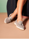 Mocasín de cuero celeste para mujer, diseño clásico con punta redonda y taco plano de 2 cm.