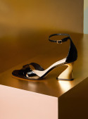 Sandalia de cuero negro con taco aguja y punta abierta, diseño elegante para mujer.