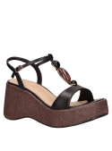 Cuña negra de cuero para mujer, perfecta para looks de día y noche.