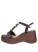 Elegante sandalia negra de cuero con taco de 9 cm y silueta estilizada.