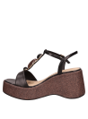 Elegante sandalia negra de cuero con taco de 9 cm y silueta estilizada.