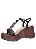 Sandalia de cuña negra para mujer en cuero con punta abierta y diseño atemporal.