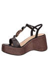 Sandalia de cuña negra para mujer en cuero con punta abierta y diseño atemporal.