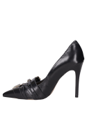zapatos de tacón aguja negros para mujer, diseño moderno, cuero, ideales para jornadas de trabajo.
