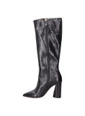 Calzado negro de cuero con textura de cocodrilo, ideal para mujeres modernas y empoderadas.