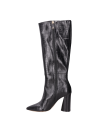 Calzado negro de cuero con textura de cocodrilo, ideal para mujeres modernas y empoderadas.