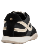 Zapatilla de mujer negra con detalles en charol, perfecta para un look moderno y cómodo.
