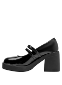 Calzado elegante negro de cuero para mujer, adecuado para combinar con vestidos midi y chaquetas.