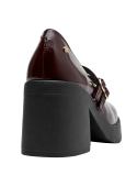 Zapato de cuero burdeos para mujer, estilo versátil, perfecto con falda y blusa.