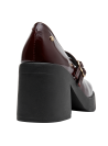 Zapato de cuero burdeos para mujer, estilo versátil, perfecto con falda y blusa.