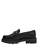 mocasín negro mujer cuero con detalle metálico, perfecto para salidas informales.