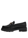 mocasín negro mujer cuero con detalle metálico, perfecto para salidas informales.