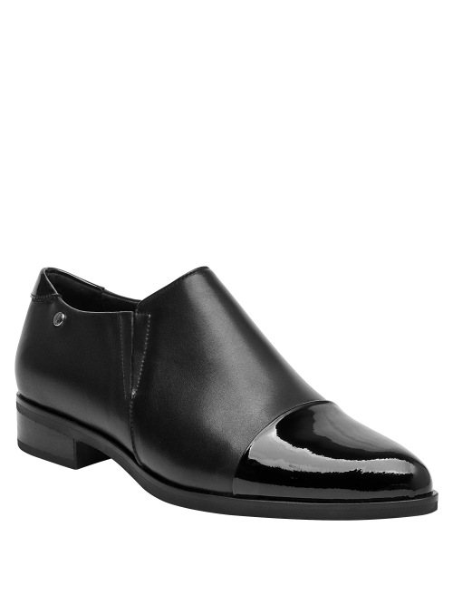 Zapato de cuero negro para mujer, diseño minimalista, recomendado para uso diario y eventos sociales.