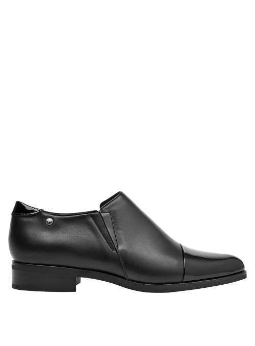 Zapato de cuero negro para mujer, diseño minimalista, recomendado para uso diario y eventos sociales.
