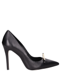 Zapatos de vestir en cuero negro para mujer, combinan con vestidos entallados y pantalones de sastre.