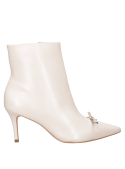 Botín de mujer en color beige, acabado brillante, ideal para un look contemporáneo.