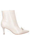 Botín de mujer en color beige, acabado brillante, ideal para un look contemporáneo.