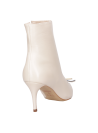 Botín de mujer beige, diseño con punta puntiaguda, elegante y sofisticado.