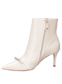 Botín beige de mujer en cuero, estilo vestir, ideal para oficina o noche especial.