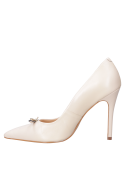 Calzado de vestir beige para mujer, tacón aguja, recomendado para reuniones y cenas elegantes.
