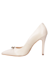 Calzado de vestir beige para mujer, tacón aguja, recomendado para reuniones y cenas elegantes.