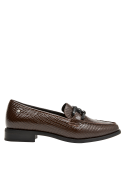 mocasín de cuero café para mujer, acabado brillante, perfecto para looks sofisticados.