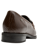 mocasín moderno café para mujer, diseño con punta redonda, ideal para combinar con vestidos.