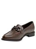 mocasín elegante café para mujer, con detalle negro, perfecto para atuendos chic.